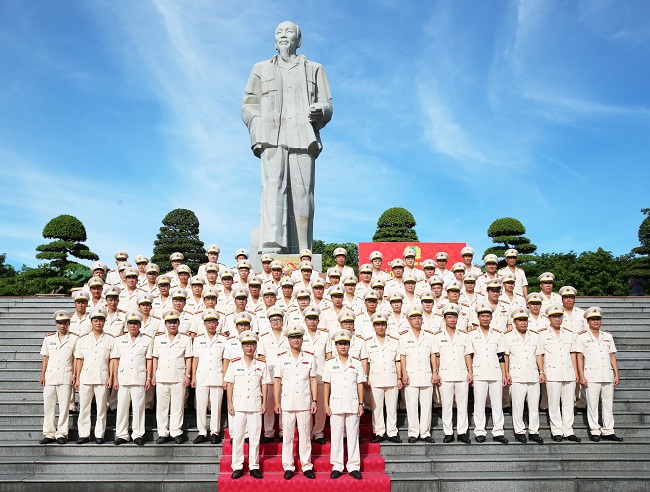 Các đại biểu chụp hình lưu niệm tại Tượng đài Chủ tịch Hồ Chí Minh