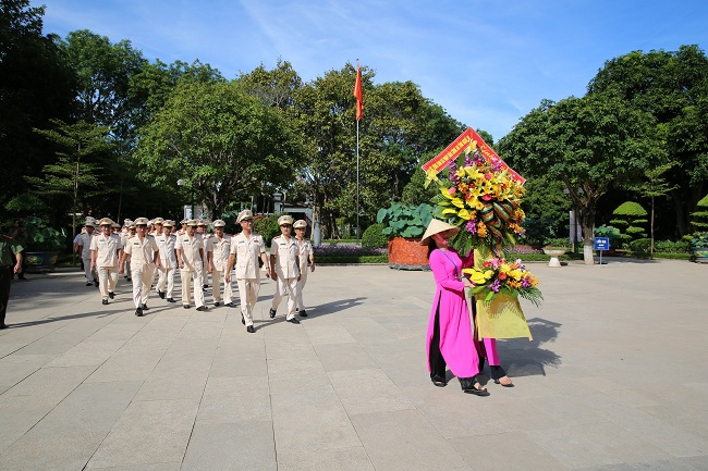 Đoàn đại biểu Công an Nghệ An dâng lẵng hoa tươi thắm tưởng nhớ Chủ tịch Hồ Chí Minh tại Khu di tích Kim Liên, huyện Nam Đàn