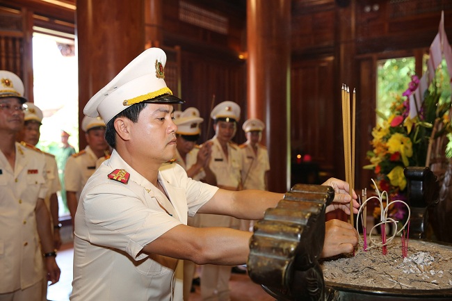 Đồng chí Đại tá Nguyễn Đức Hải, Phó Giám đốc Công an tỉnh dâng hương tưởng nhớ Chủ tịch Hồ Chí Minh