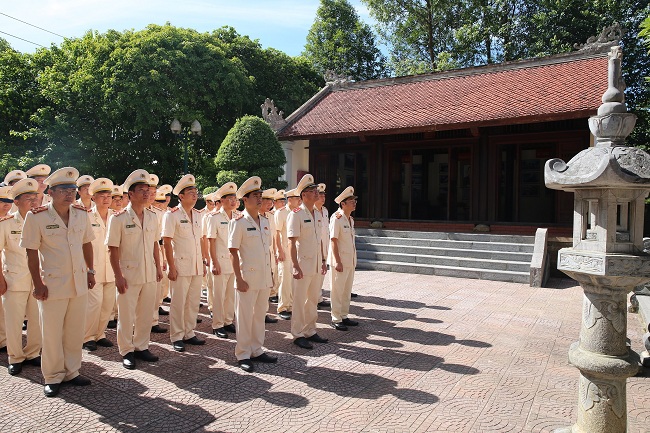 Các đại biểu tưởng nhớ cố Bộ trưởng Bộ Công an Trần Quốc Hoàn tại Nhà tưởng niệm xã Trung Phúc Cường, huyện Nam Đàn