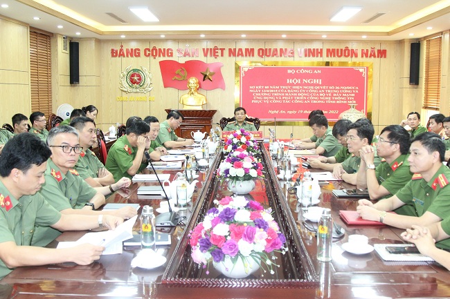 Đồng chí Đại tá Hồ Văn Tứ, Phó Bí thư Đảng ủy, Phó Giám đốc Công an tỉnh chủ trì tại điểm cầu Công an tỉnh Nghệ An