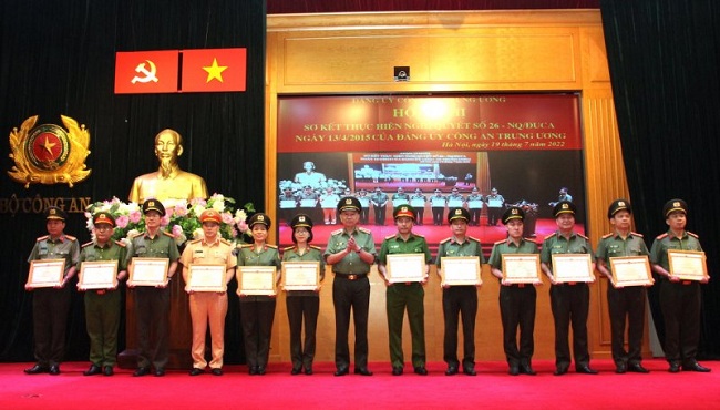 Đồng chí Bộ trưởng Tô Lâm tặng Bằng khen cho đại diện các tập thể có thành tích xuất sắc tại Hội nghị