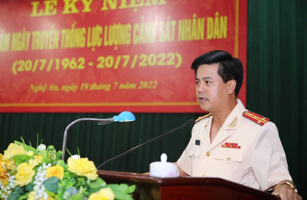 Đồng chí Đại tá Nguyễn Đức Hải, Phó Giám đốc Công an tỉnh ôn lại truyền thống vẻ vang 60 năm chiến đấu, xây dựng và trưởng thành của lực lượng Cảnh sát nhân dân nói chung, Cảnh sát Công an tỉnh Nghệ An nói riêng