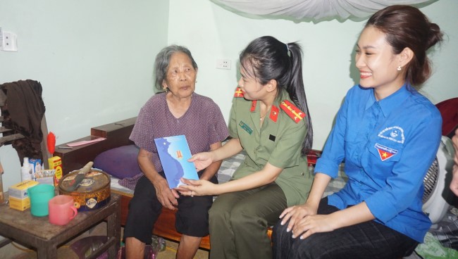 Thăm hỏi, tặng quà vợ liệt sĩ Nguyễn Thị Đức (xã Nghi Kim, thành phố Vinh)