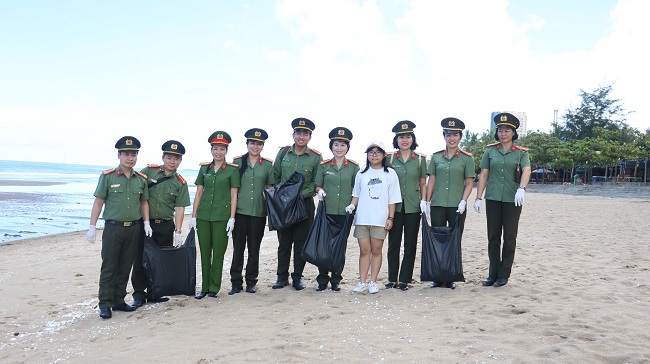 Cán bộ, công nhân viên trong Đoàn công tác đã chung sức dọn sạch gần 1km khu vực bãi biển Cửa Lò