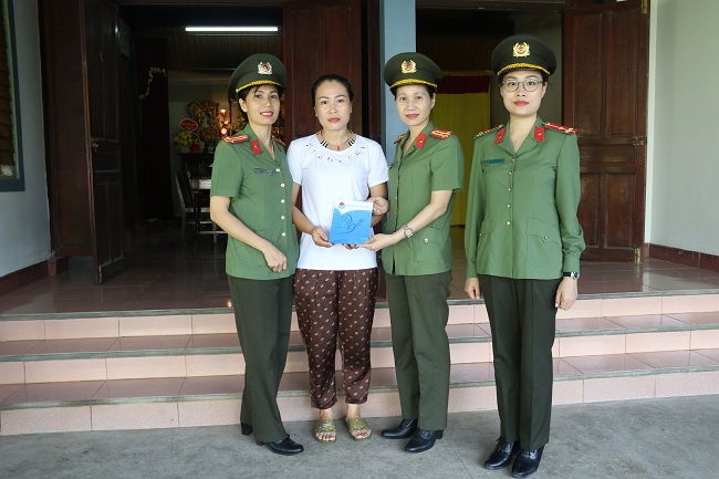 Thăm và tặng quà cho đại diện gia đình Liệt sĩ tại xã Hưng Khánh, huyện Hưng Nguyên