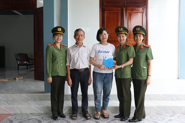 Thăm và tặng quà cho thân nhân Liệt sĩ Trần Quang Sinh tại huyện Yên Thành