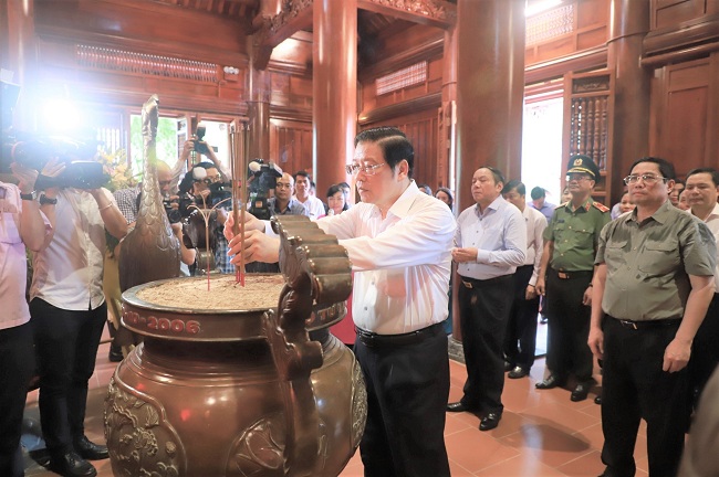 Trưởng ban Nội chính Trung ương đồng chí Phan Đình Trạc thành kính dâng hương lên anh linh Chủ tịch Hồ Chí Minh