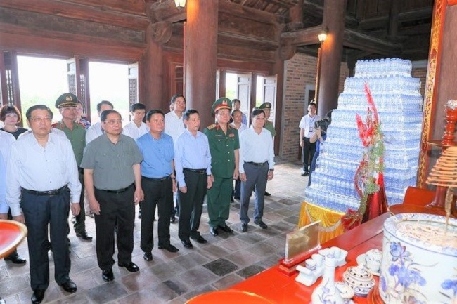 Đồng chí Thủ tướng Phạm Minh Chính và đoàn đại biểu kính cẩn dâng hương tại Đền Chung Sơn