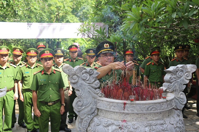 Đồng chí Thiếu tướng Phạm Thế Tùng, Giám đốc Công an tỉnh dâng hương tại Đền thờ các Anh hùng Liệt sĩ đường 20 Quyết Thắng (tỉnh Quảng Bình)