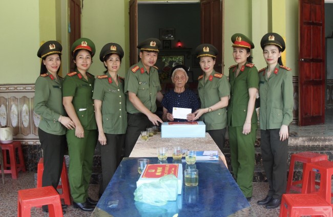 Đoàn đã thăm hỏi, tặng quà Mẹ Nguyễn Thị Năm nhân Ngày Thương binh - liệt sĩ 