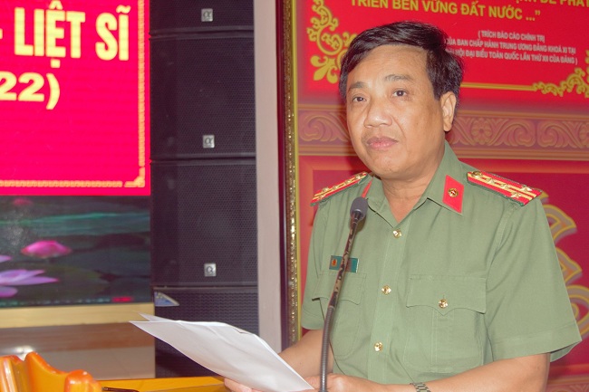 Đồng chí Đại tá Hồ Văn Tứ, Phó Bí thư Đảng ủy, Phó Giám đốc Công an tỉnh phát biểu chỉ đạo buổi lễ