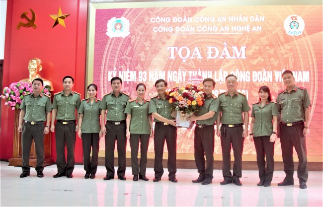 Đại tá Hồ Văn Tứ, Phó Giám đốc Công an tỉnh tặng hoa chúc mừng Công đoàn Công an tỉnh nhân kỷ niệm 93 năm Ngày thành lập Công đoàn Việt Nam