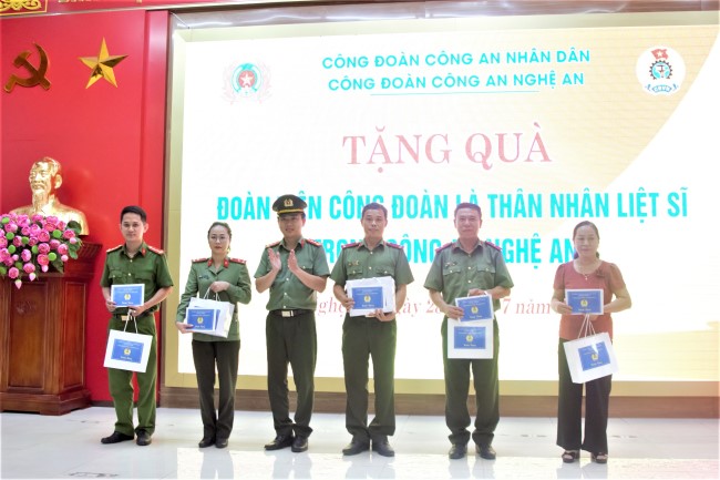 Tặng quà đoàn viên công đoàn là thân nhân liệt sĩ trong Công an tỉnh Nghệ An
