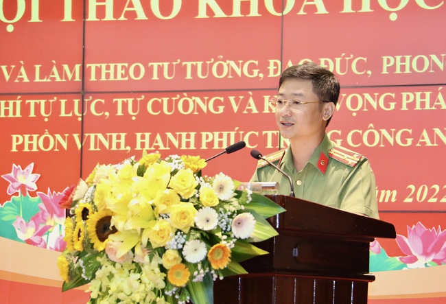 Đồng chí Thượng tá Trần Ngọc Tuấn, Phó Giám đốc Công an tỉnh tham luận với chủ đề 