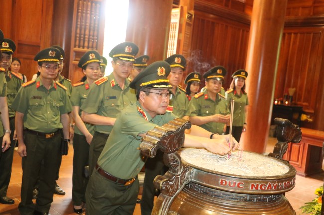 Đồng chí Thiếu tướng Lê Minh Hà thắp nén hương thơm trước anh linh Chủ tịch Hồ Chí Minh