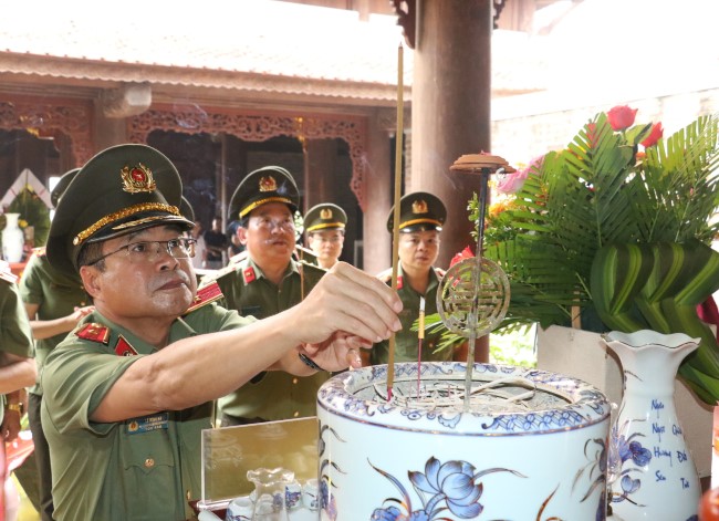 Đồng chí Thiếu tướng Lê Minh Hà thắp nén hương thơm trước đền thờ gia tiên Chủ tịch Hồ Chí Minh