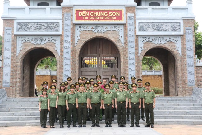 Đoàn chụp ảnh lưu niệm tại Đền Chung Sơn