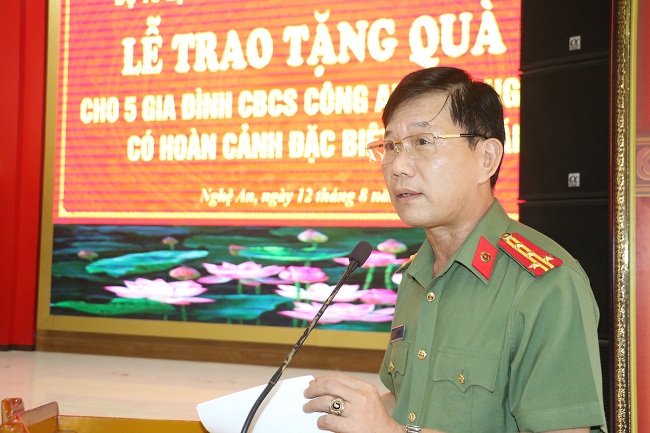 Bộ Tư lệnh Cảnh vệ - Bộ Công an tặng quà cán bộ, chiến sĩ Công an tỉnh Nghệ An có hoàn cảnh khó khăn