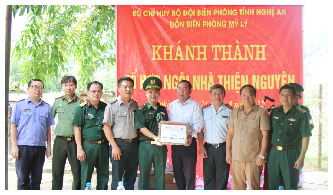 Đoàn công tác Khối thi đua Nội chính - Lực lượng vũ trang tỉnh thăm và tặng quà tại huyện Kỳ Sơn