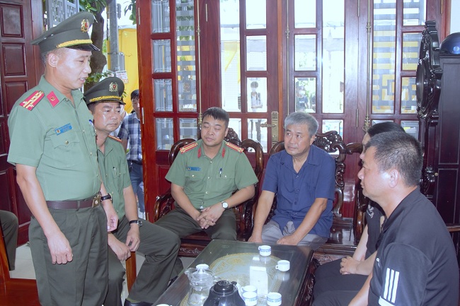Thay mặt đoàn công tác, đồng chí Đại tá Nguyễn Duy Thanh, Phó Giám đốc Công an tỉnh đã bày tỏ sự tiếc thương, gửi lời chia buồn sâu sắc đến gia đình đồng chí Trung úy Đỗ Đức Việt