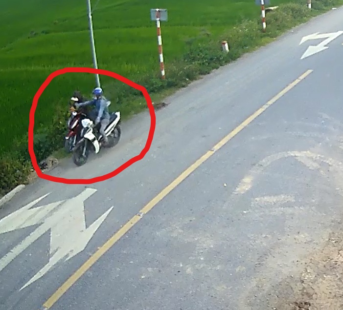 Hình ảnh camera an ninh ghi lại cảnh đối tượng Nguyễn Cảnh Phượng cướp giật tài sản của người đi đường