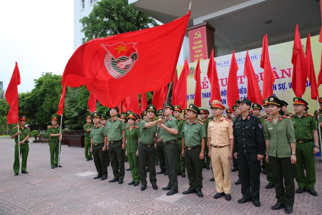 Đồng chí Thiếu tướng Phạm Thế Tùng, Giám đốc Công an tỉnh động viên Đoàn thanh niên Công an tỉnh xuất quân chiến dịch Hành quân xanh năm 2022