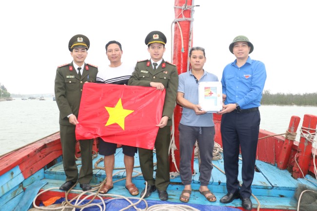 Đoàn thanh niên Công an tỉnh phối hợp với Tỉnh đoàn trao cờ Tổ quốc cho ngư dân giáo xứ Trang Cảnh, xã Nghi Xuân, huyện Nghi Lộc