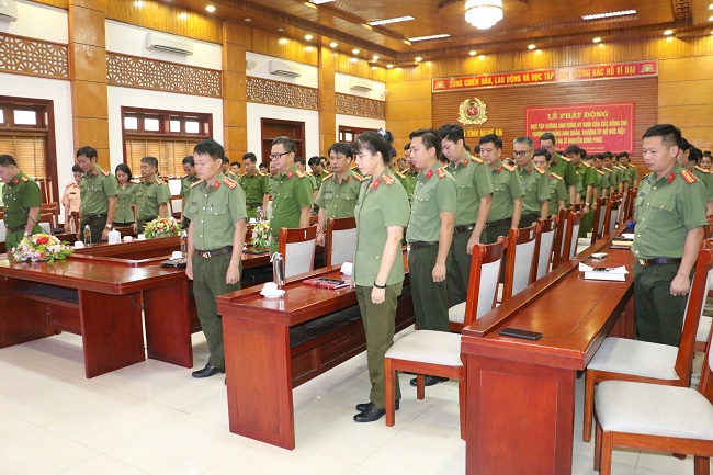 Lực lượng Công an Nghệ An dành một phút tri ân, mặc niệm tới sự hi sinh của 03 đồng chí Cảnh sát PCCC và CNCH Công an TP Hà Nội