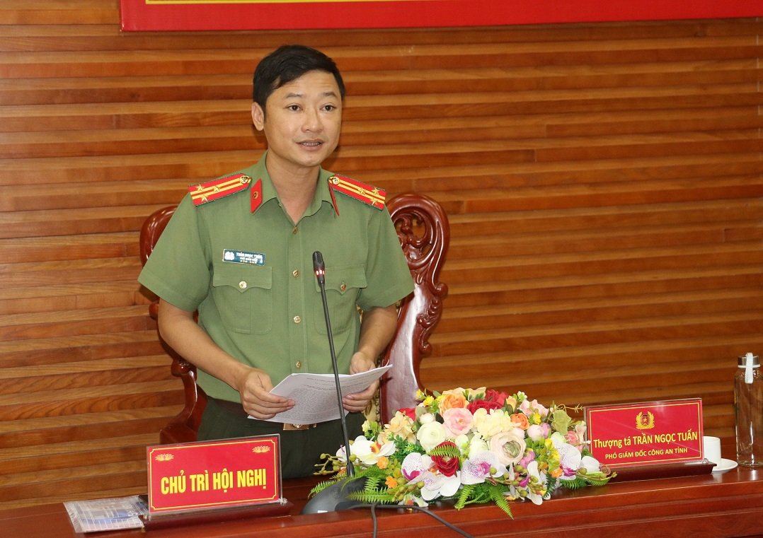 Đồng chí Thượng tá Trần Ngọc Tuấn, Phó Giám đốc Công an tỉnh Nghệ An phát biểu tham luận tại Hội nghị