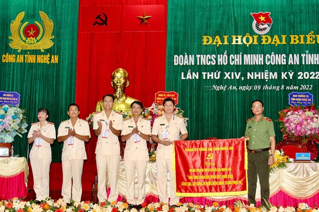 Đồng chí Thiếu tướng Phạm Thế Tùng trao tặng Đoàn thanh niên Công an tỉnh bức trướng mang dòng chữ: Đoàn thanh niên Công an Nghệ An 