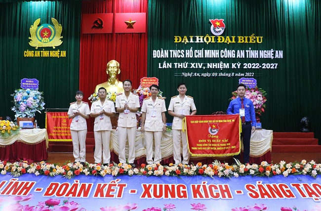 Bí thư tỉnh Đoàn Nghệ An tặng Cờ thi đua xuất sắc cho Đoàn thanh niên Công an tỉnh Nghệ An