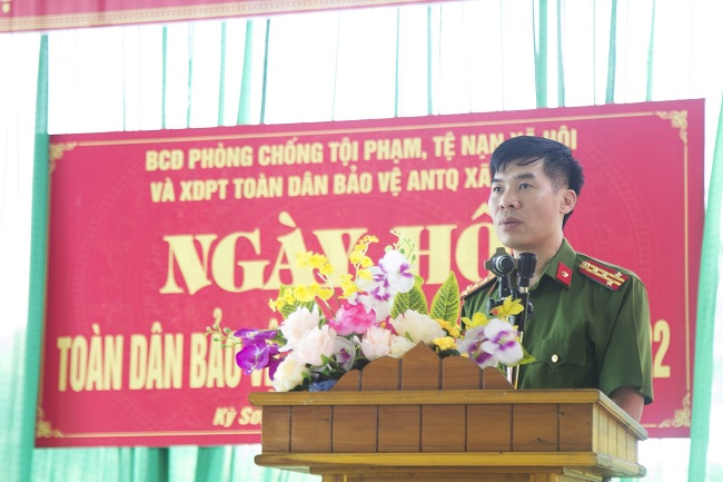 Đồng chí Đại tá Cao Minh Huyền, Phó Giám đốc Công an tỉnh biểu dương, chúc mừng cán bộ, Nhân dân xã Kỳ Sơn đạt được nhiều thành tích trong phong trào toàn dân bảo vệ ANTQ