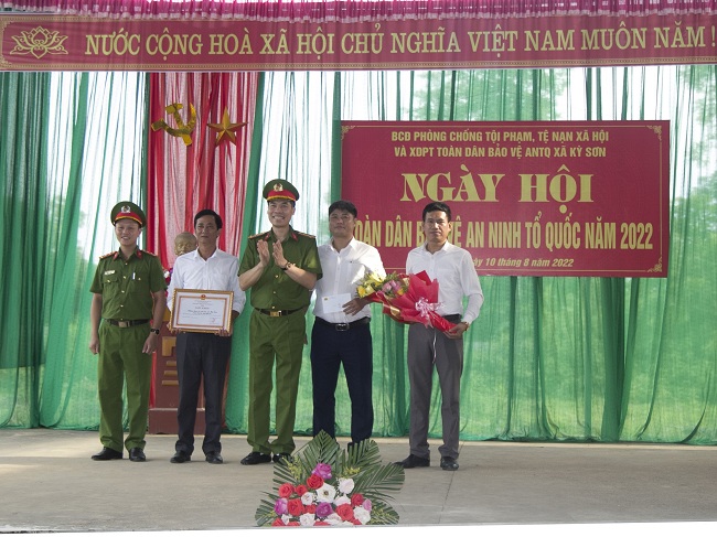 Đồng chí Đại tá Cao Minh Huyền, Phó Giám đốc Công an tỉnh trao tặng Giấy khen của Giám đốc Công an tỉnh cho cán bộ, Nhân dân xã Kỳ Sơn đã có thành tích xuất sắc trong phong trào toàn dân bảo vệ ANTT