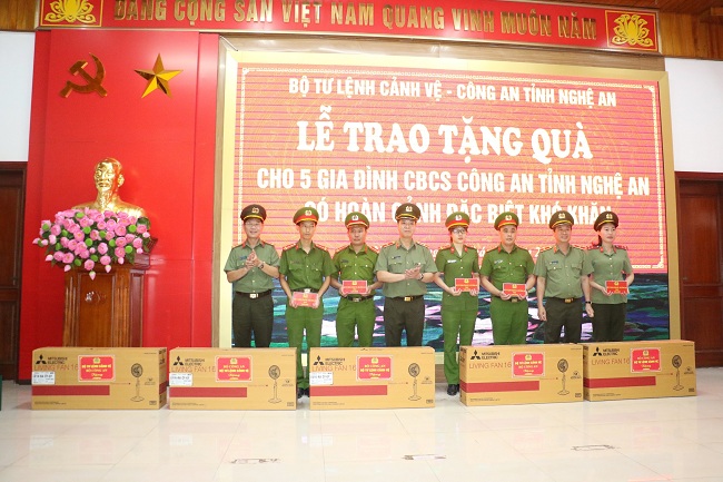 Bộ Tư lệnh cảnh vệ - Bộ Công an tặng quà cho 05 CBCS Công an tỉnh Nghệ An có hoàn cảnh khó khăn