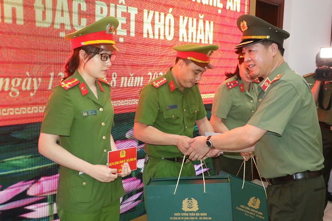 Đồng chí Thiếu tướng Trần Hải Quân, Tư lệnh Bộ Tư lệnh Cảnh vệ - Bộ Công an tặng quà cho 05 CBCS thuộc Công an tỉnh Nghệ An