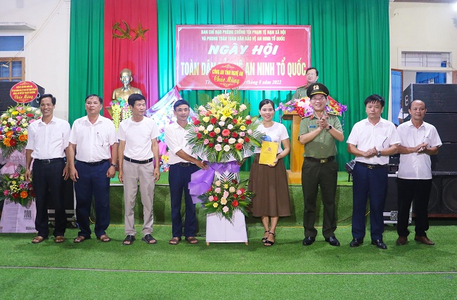 Công an tỉnh Nghệ An tặng hoa chúc mừng ngày hội