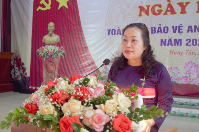 Đồng chí Nguyễn Thị Thu Hường - Ủy viên Ban Thường vụ Tỉnh ủy, Trưởng ban Tuyên giáo Tỉnh ủy phát biểu tại buổi lễ