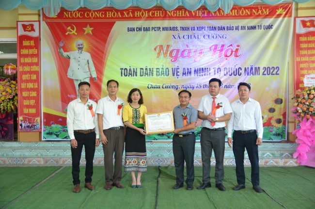 Đồng chí Ngọc Kim Nam trao tặng Bằng khen của Chủ tịch UBND tỉnh cho cán bộ và Nhân dân xã Châu Cường