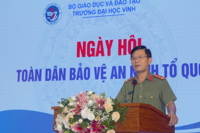 Đồng chí Đại tá Lê Văn Thái, Phó Giám đốc Công an tỉnh Nghệ An phát biểu tại Ngày hội