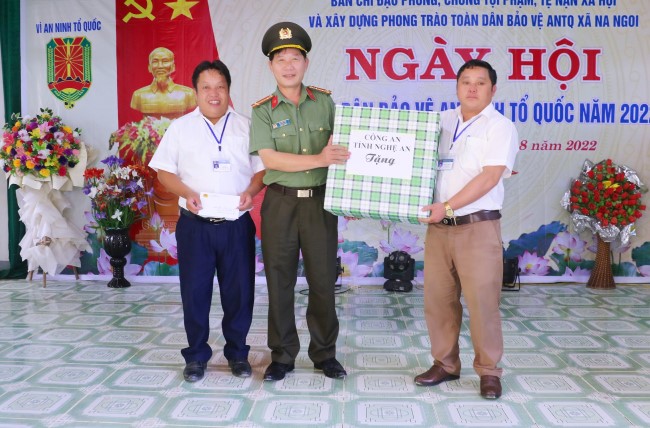 Thay mặt Lãnh đạo Công an tỉnh Nghệ An, Đồng chí Đại tá Lê Văn Thái tặng quà cho chính quyền và Nhân dân xã Na Ngoi