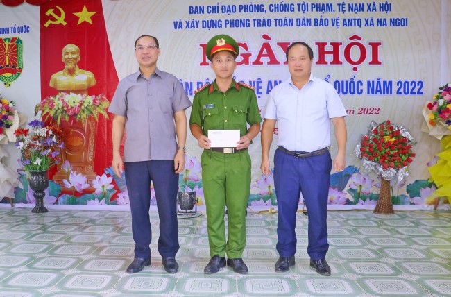 Đồng chí Vi Hòe tặng quà cho Công an xã Na Ngoi