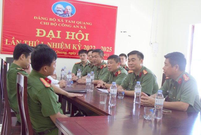 Đoàn đến thăm tại trụ sở Công an xã Tam Quang