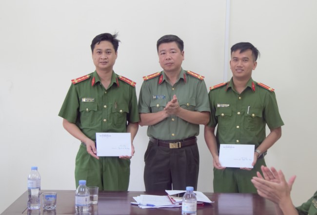 Đồng chí Đại tá Phan Thành Bá, Phó Cục trưởng Cục An ninh điều tra, Bộ Công an tặng quà Công an xã Tam Quang và cán bộ của Cục được điều động về công tác ở đây