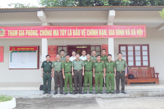 Đoàn chụp ảnh lưu niệm tại trụ sở Công an xã Tam Quang