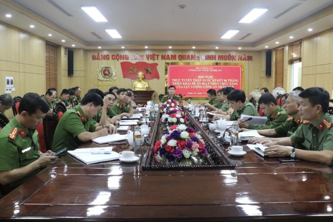 Đồng chí Đại tá Cao Minh Huyền, Phó Giám đốc Công an tỉnh chủ trì tại điểm cầu tỉnh Nghệ An