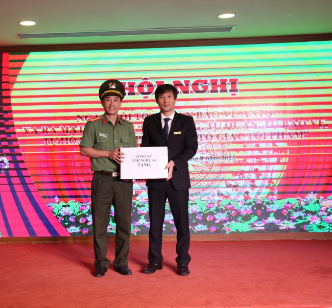 Lãnh đạo Phòng An ninh đối ngoại trao quà của Công an tỉnh tặng Khách sạn Mường Thanh Grand Phương Đông