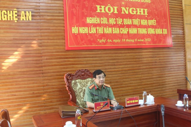 Đồng chí Đại tá Hồ Văn Tứ, Phó Giám đốc Công an tỉnh chủ trì tại điểm cầu Công an tỉnh Nghệ An