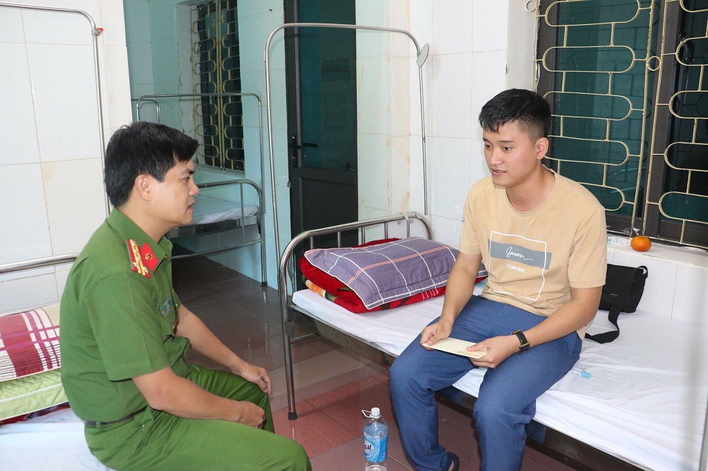 Đồng chí Đại tá Nguyễn Đức Hải hỏi thăm tình hình sức khỏe và tặng quà Trung úy Nguyễn Huy Hoàng