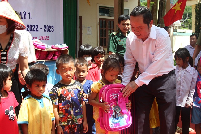 Đồng chí Trần Ngọc Sơn,  Chánh án Tòa án nhân dân tỉnh Nghệ An tặng cặp sách học sinh Trường tiểu học Bắc Lý 1